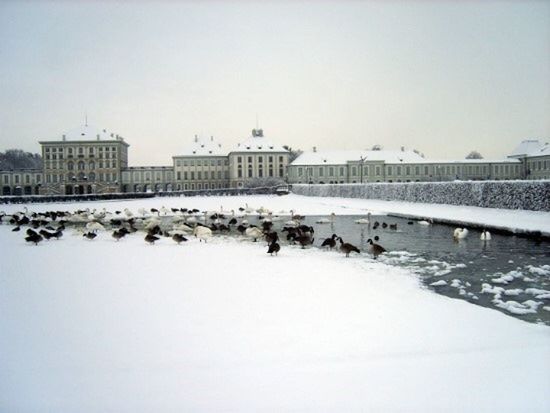 VIEW OF BUILDINGS IN CITY AGAINST SKY