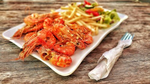 Grilled prawns with garlic chips and fresh salad