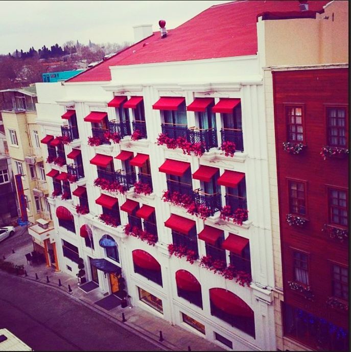 building exterior, architecture, built structure, in a row, residential building, residential structure, multi colored, side by side, balcony, large group of objects, arrangement, house, window, repetition, building, outdoors, day, abundance, hanging, order