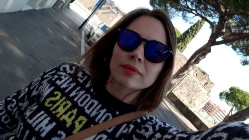 Portrait of woman in sunglasses