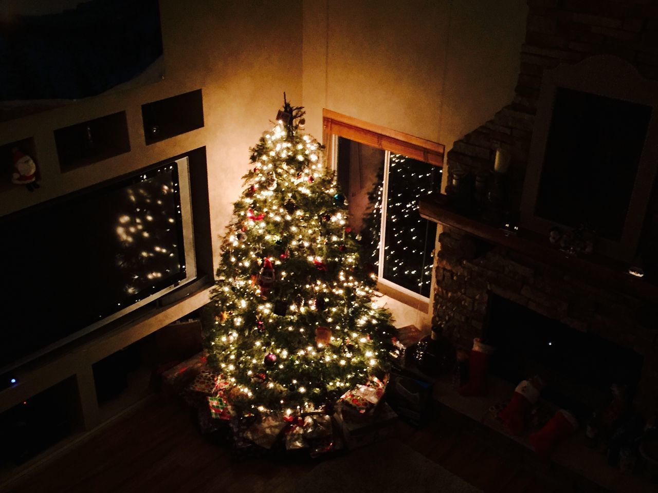 ILLUMINATED CHRISTMAS TREE IN HOME