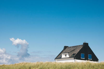 Breton house standing out against a blue sky in gâvres