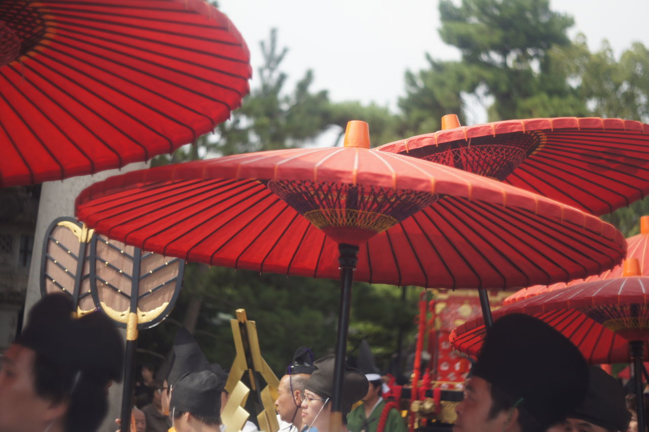 cultures, red, large group of people, real people, celebration, tradition, men, chinese lantern, traditional festival, focus on foreground, outdoors, lantern, holding, day, togetherness, women, tree, adult, people