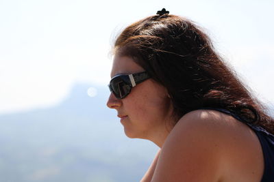 Woman in sunglasses against sky