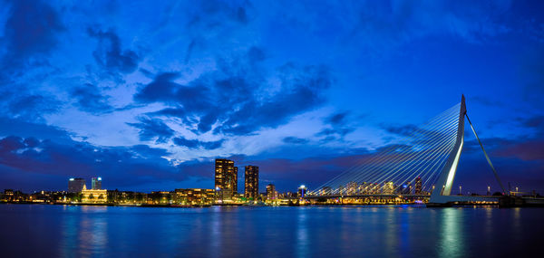 View of erasmus bridge erasmusbrug and rotterdam skyline. rotterdam, netherlands