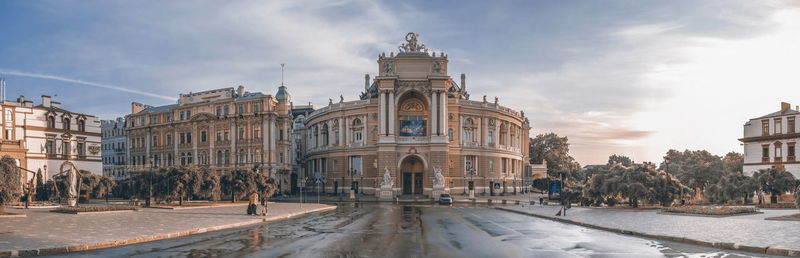 Opera and ballet theater in odessa, ukraine, in the early morning