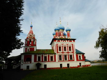 View of temple building against cloudy sky