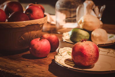 Close-up of apples in basket on table