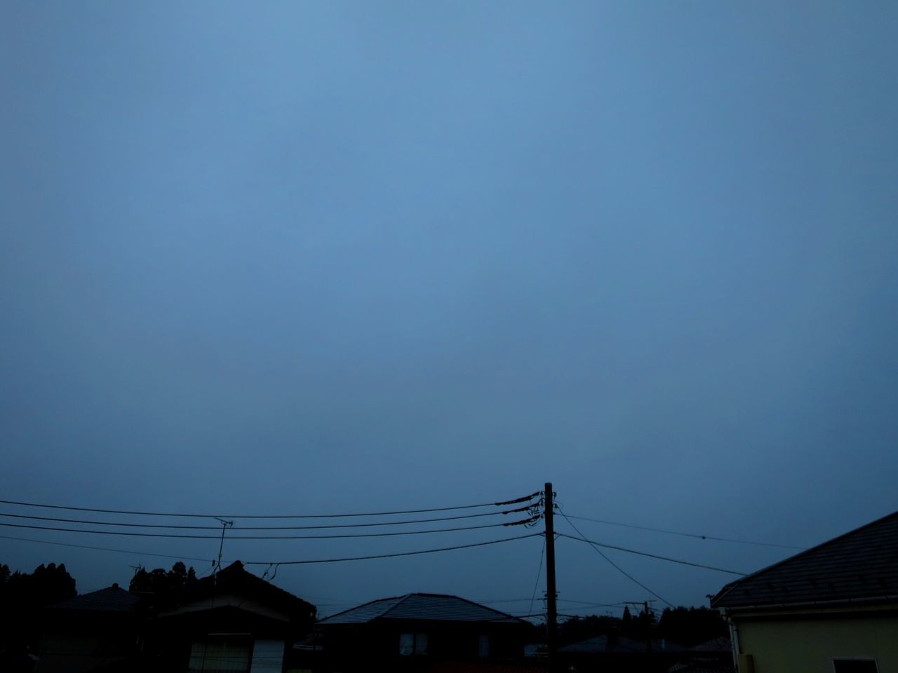 LOW ANGLE VIEW OF SILHOUETTE BUILDING AGAINST SKY AT DUSK