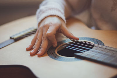 Little girl plays the guitar.