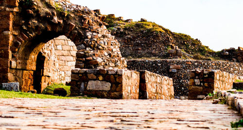 Old ruin building against sky