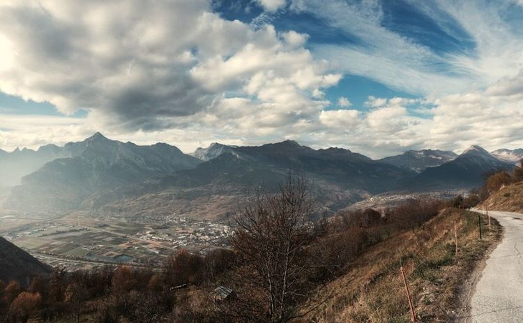 PANORAMIC VIEW OF MOUNTAINS AGAINST SKY