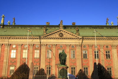 Statue of historic building against clear blue sky
