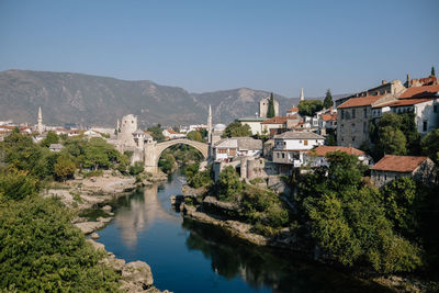 Arch bridge over river in city