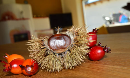 Kastanien im herbst natur und früchte / chestnut on table 