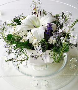 Close-up of white flowers in vase on table