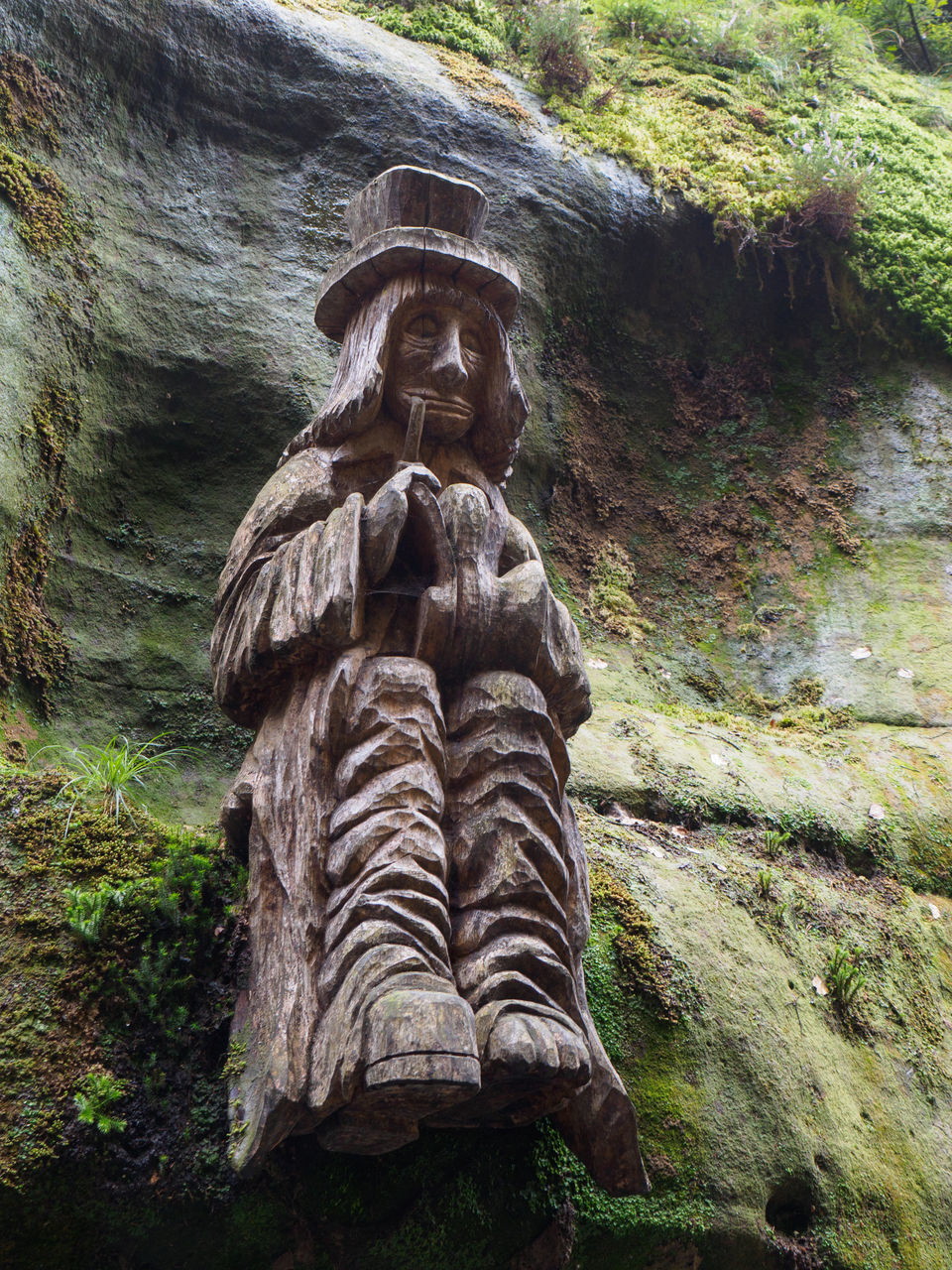 LOW ANGLE VIEW OF STATUE