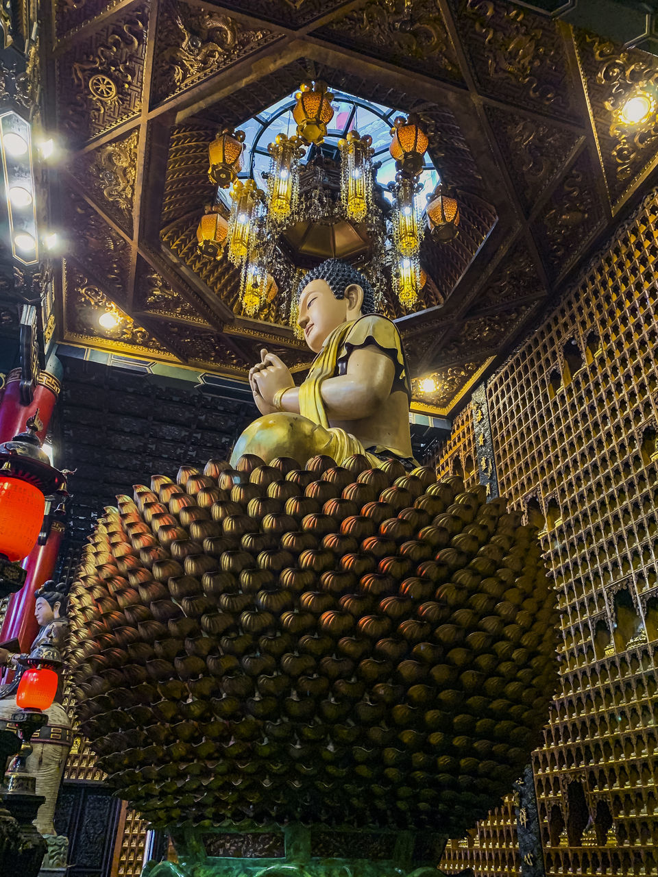 LOW ANGLE VIEW OF STATUE OF STATUES IN TEMPLE BUILDING