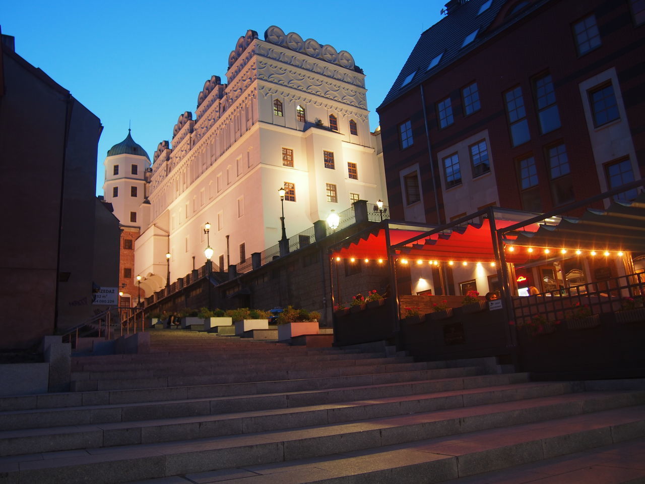 LOW ANGLE VIEW OF ILLUMINATED BUILDINGS AT NIGHT