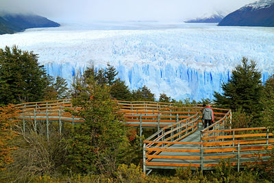 Perito moreno glacier with visitors on viewing terrace, los glaciares, el calafate, argentina