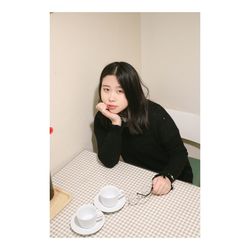 Portrait of woman sitting in cafe