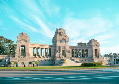 Statue of historical building against sky