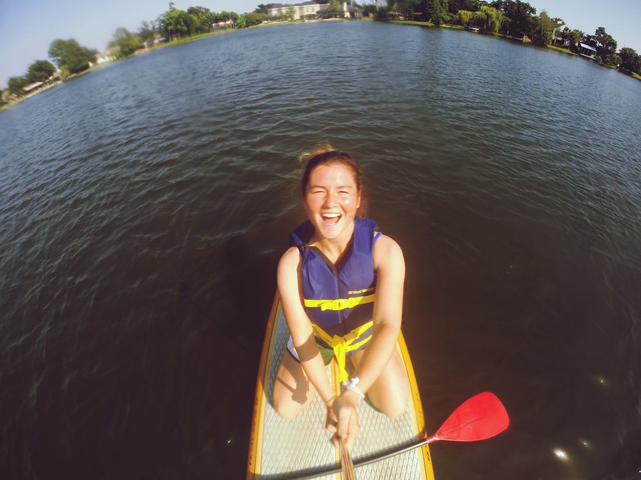 person, lifestyles, young adult, water, leisure activity, young women, portrait, looking at camera, front view, casual clothing, smiling, standing, three quarter length, waist up, long hair, happiness, sunglasses