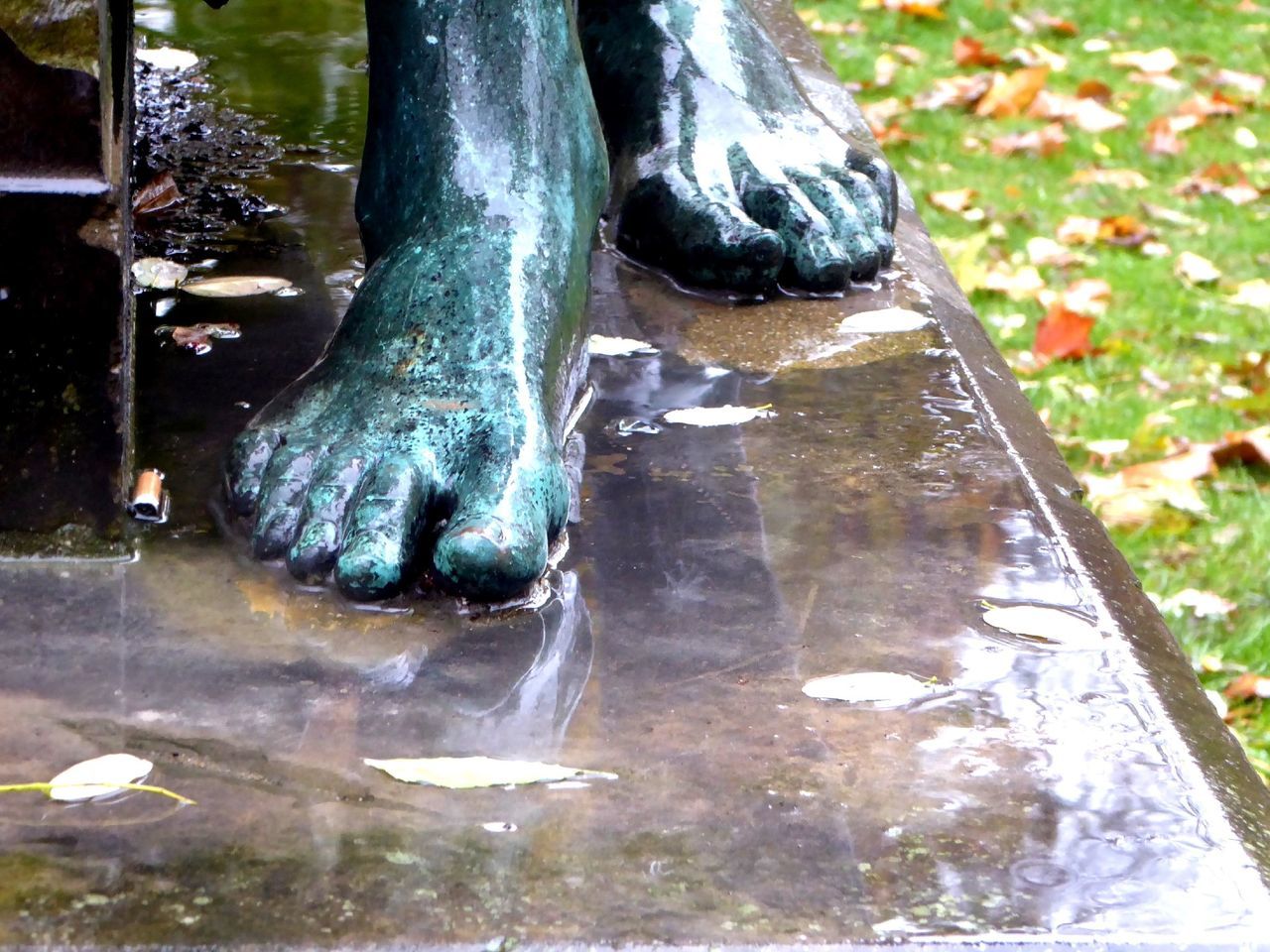 CLOSE-UP OF WATER FOUNTAIN IN PARK