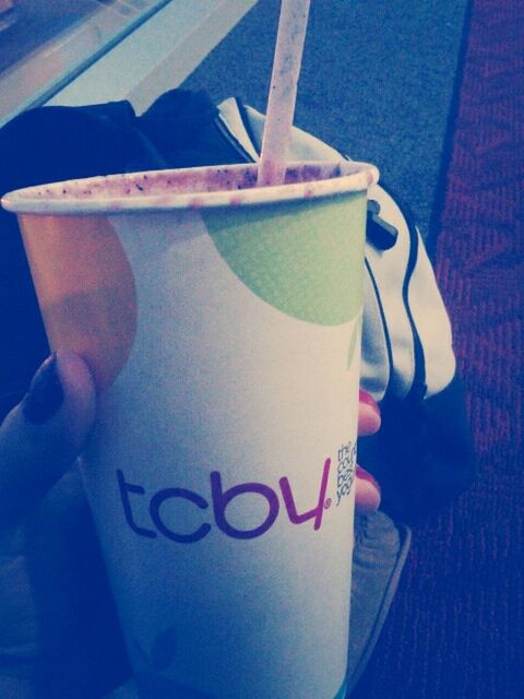 Waiting for my plane, with my berrylicious smoothie. ;-* 