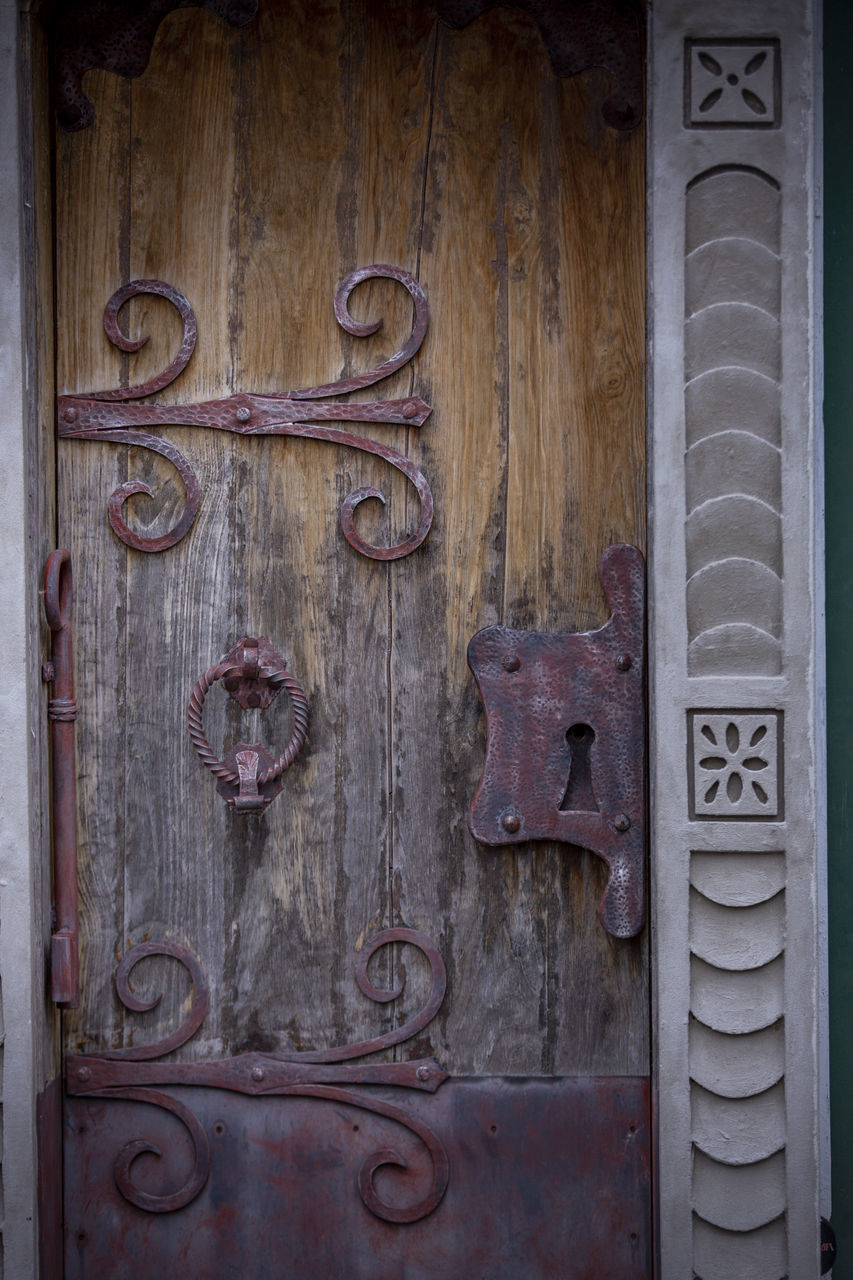 CLOSE-UP OF OLD METAL DOOR