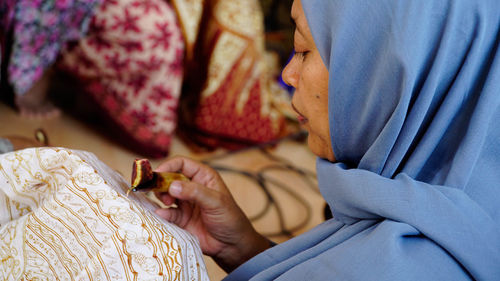 Close-up of woman holding hands