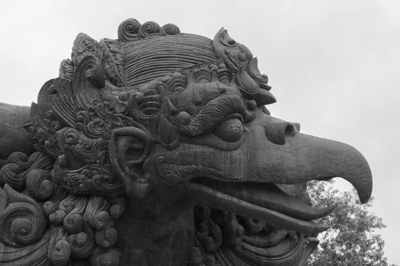 LOW ANGLE VIEW OF STATUE AGAINST SKY