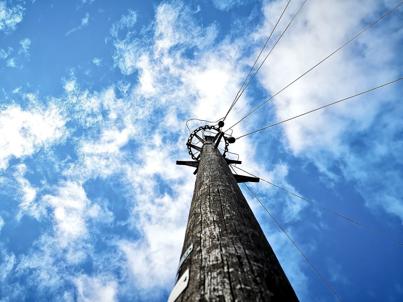 LOW ANGLE VIEW OF CRANE AGAINST SKY