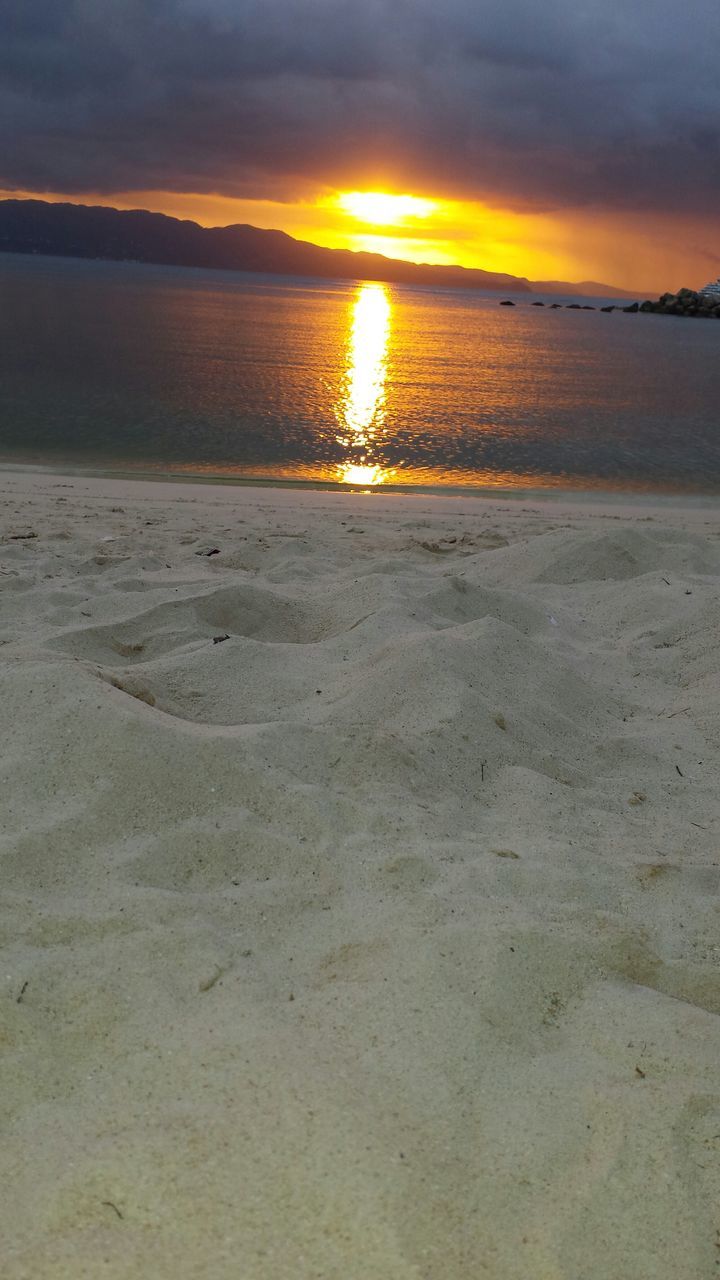 sunset, water, tranquil scene, sky, scenics, sea, tranquility, beauty in nature, cloud - sky, reflection, beach, sun, orange color, nature, idyllic, shore, horizon over water, cloud, cloudy, silhouette