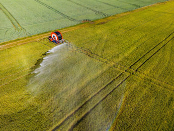 Sprinkler in agriculture whose water jet is distributed by the wind