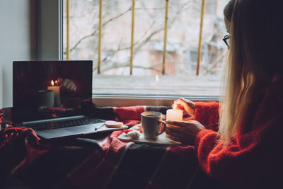 Woman drinking coffee cup on table