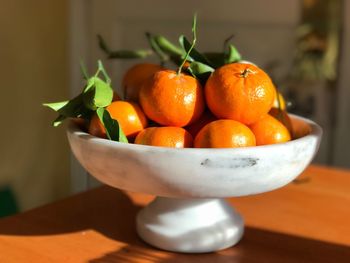 Close-up of oranges in bowl on table