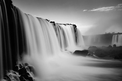 Scenic view of iguazu falls against sky