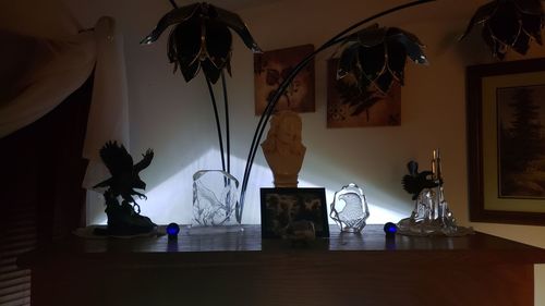 Statue of people at home