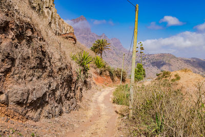 Hiking trail through the steppe in the mountains of santiago island, cabo verde, africa