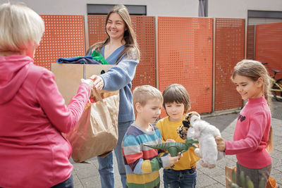 Woman gives ukrainian refugee clothes and toys to support them because of the russian attack