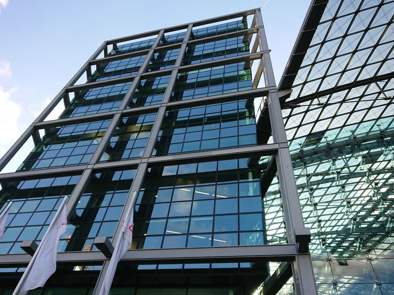 LOW ANGLE VIEW OF MODERN OFFICE BUILDING