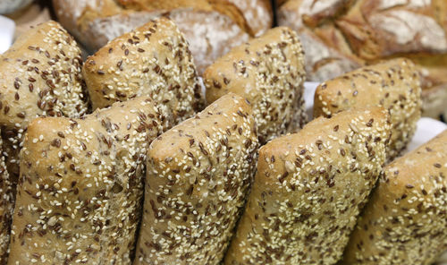 Many loaves of bread made with whole wheat to the seeds and cereals above