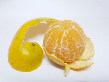 Close-up of lemon slice in plate