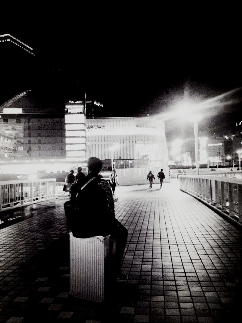 men, lifestyles, walking, night, built structure, full length, silhouette, architecture, person, illuminated, leisure activity, rear view, city life, city, building exterior, medium group of people, the way forward