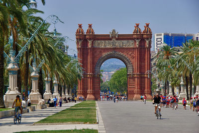 People at arc de triomf against sky