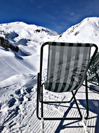 Relaxing chair with view over snowy mountainrange