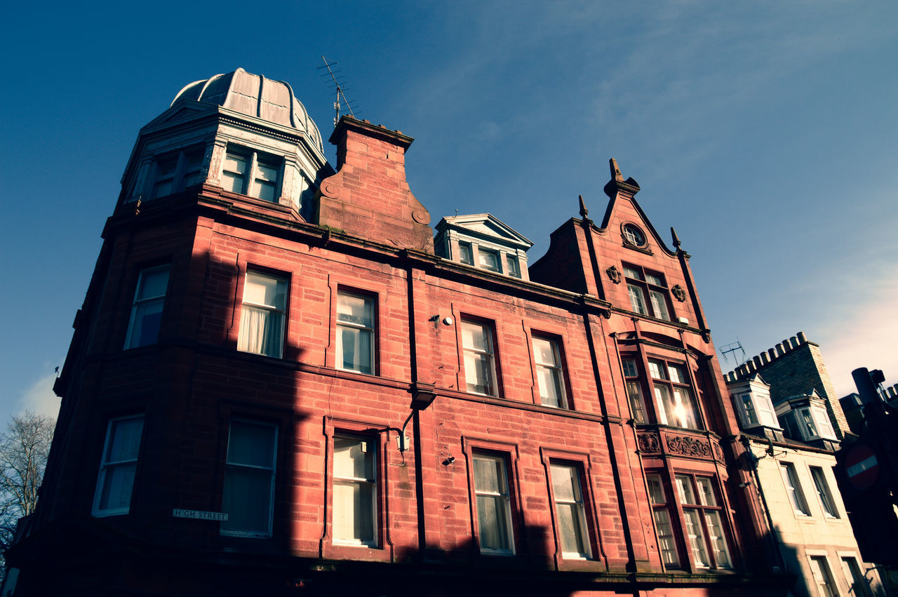 LOW ANGLE VIEW OF BUILDINGS AGAINST SKY