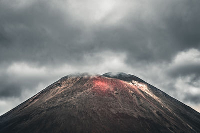 Mount doom a.k.a. as mount ngauruhoe in new zealand near mount tongariro and the alpine crossing