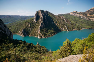 Panoramic view of lake and mountains against sky